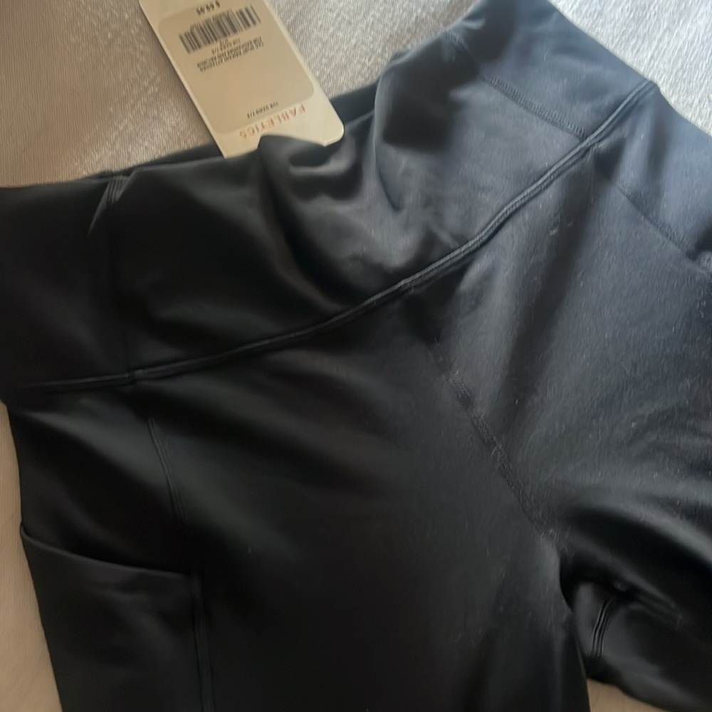 Fabletics "The Oasis" 7/8 Pure Luxe leggings w/ pockets  Brand new w/tag Size M